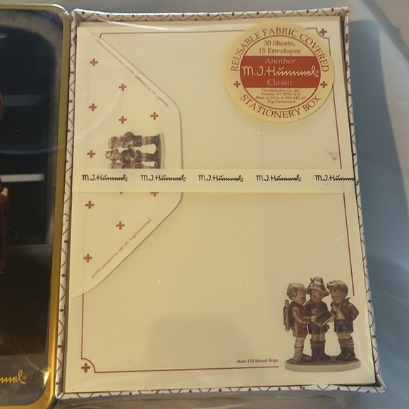 New 1993 M.J. Hummel School Boys Metal Box and 30 Sheets 15 Envelopes - Picture 3 of 6